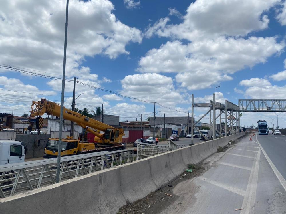 Passarela de pedestres da Avenida Eduardo Froes da Mota passará por readequação