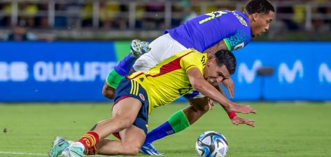 Brasil joga mal e perde para Colômbia em Barranquilla