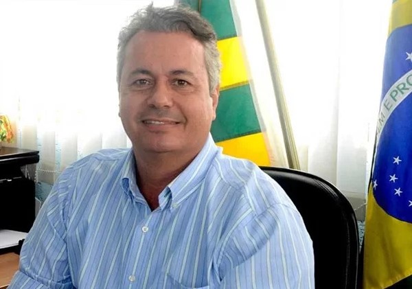 Prefeito que deu 15 tiros na porta da ex segue foragido; invasão à casa foi filmada