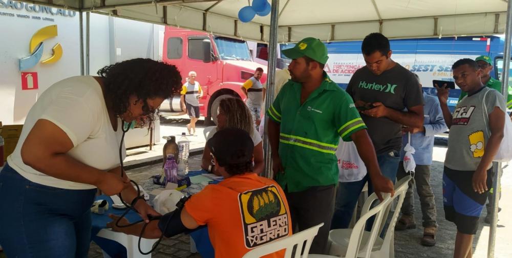 Caminhoneiros recebem serviços de saúde em alusão ao Novembro Azul