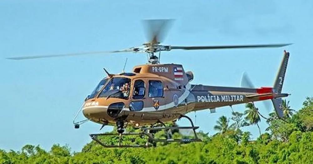Avião faz pouso forçado na Ilha de Itaparica e PM resgata ocupantes de helicóptero