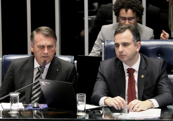 Bolsonaro tenta articulação no Senado para barrar indicação de Dino ao STF