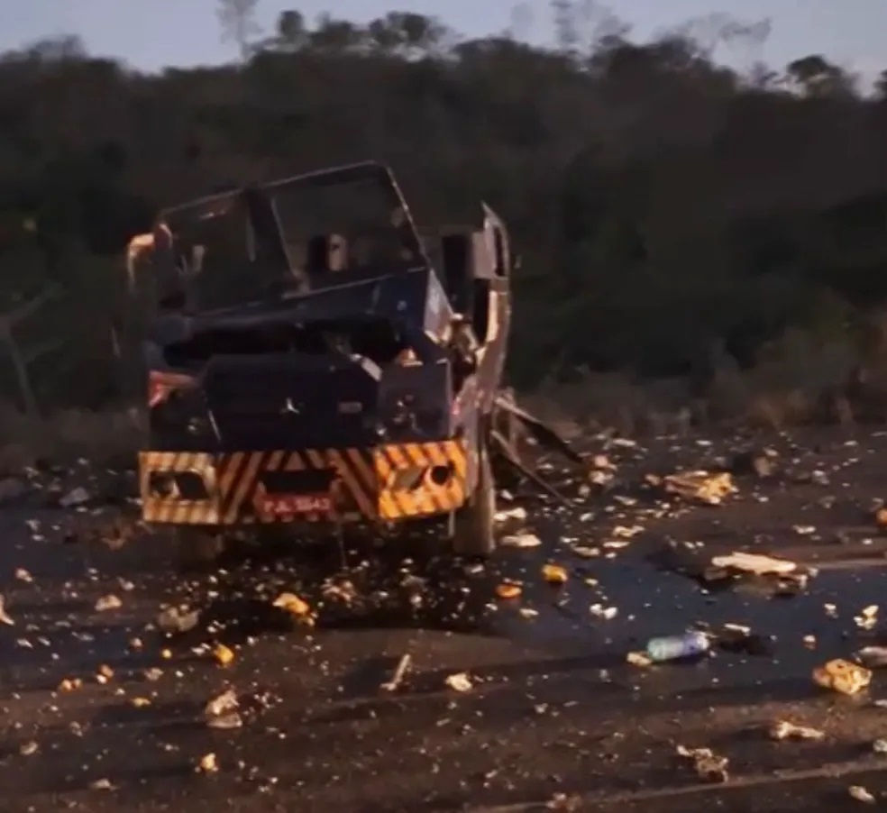 Carro-forte fica destruído após ser explodido em tentativa de roubo na Bahia