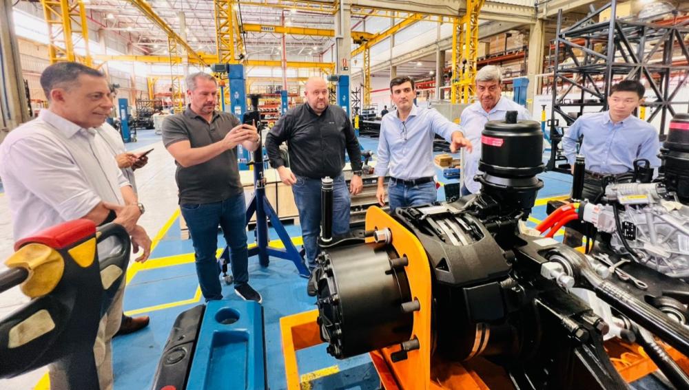 Colbert Filho visita fábrica de ônibus elétricos da BYD