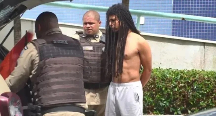 Norte-americano que esfaqueou namorada e taxista morre em Salvador