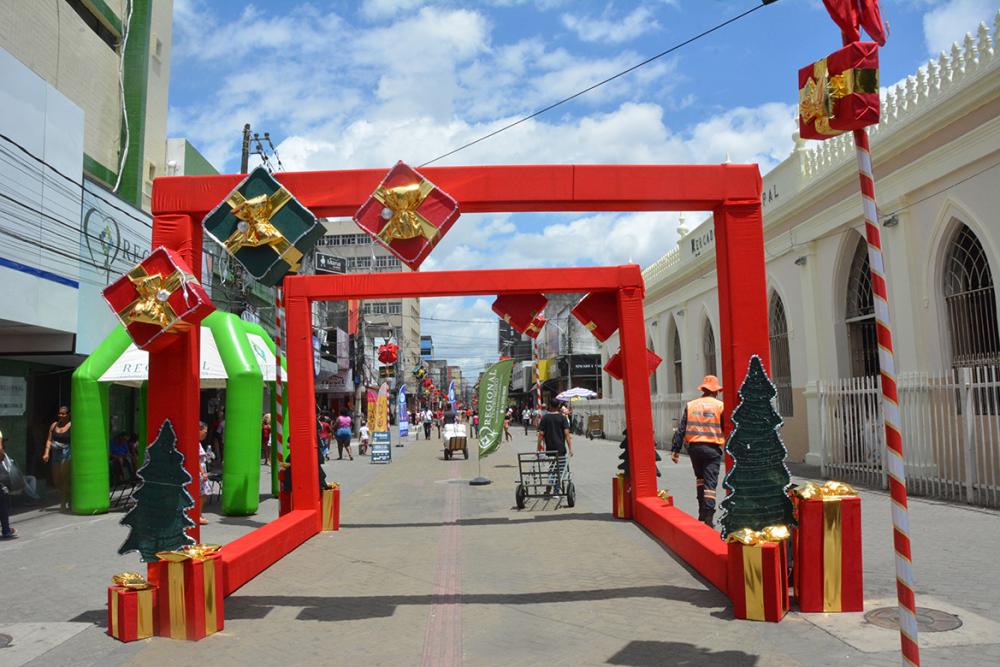 Decoração de Natal enfeita Feira de Santana