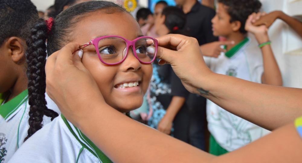 Óculos de grau são doados a estudantes das escolas municipais