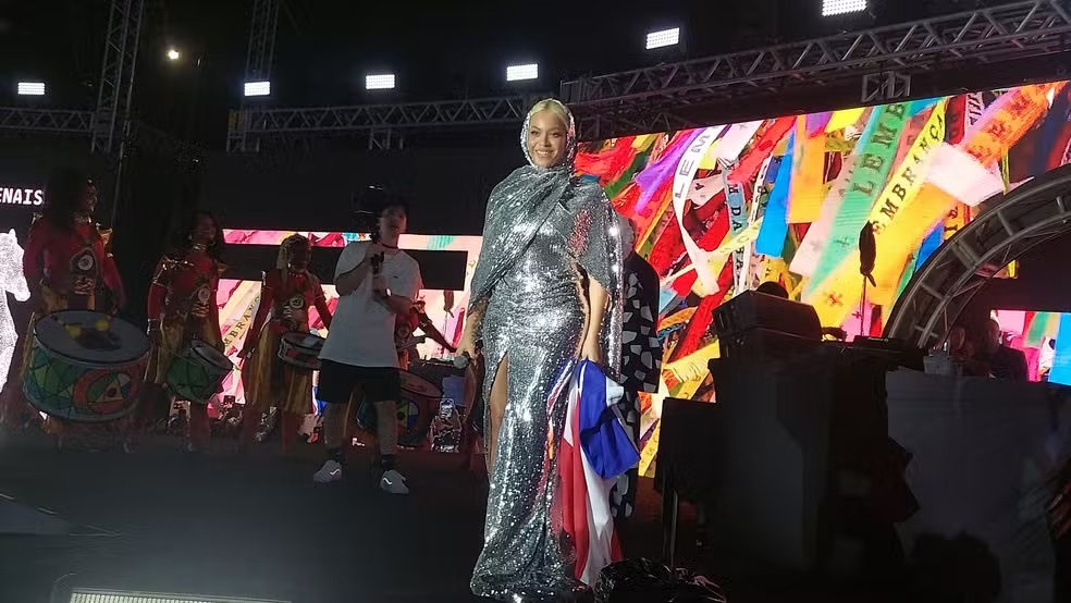 Beyoncé sobe em palco em Salvador enrolada com bandeira da Bahia: 'vocês são únicos'