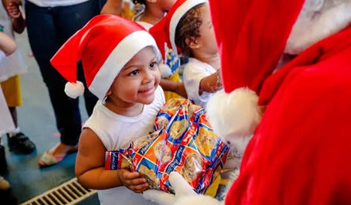 Neste Natal faça uma criança feliz