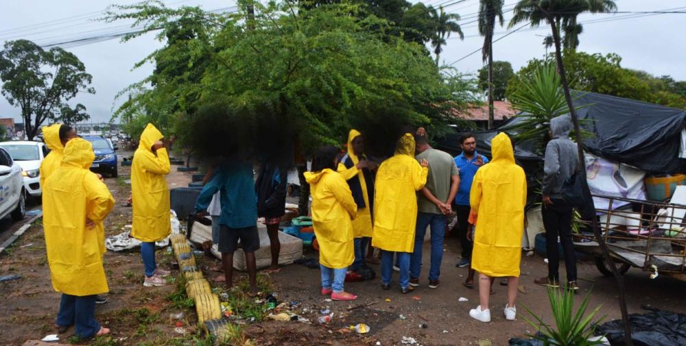 Equipes da Prefeitura de Feira de Santana acolhem famílias em situação de rua