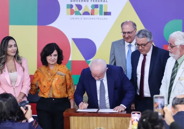 Lula deixa assinado reajuste do salário mínimo para R$ 1.412 em 2024