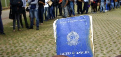 Taxa de desemprego no trimestre encerrado em novembro cai para 7,5%