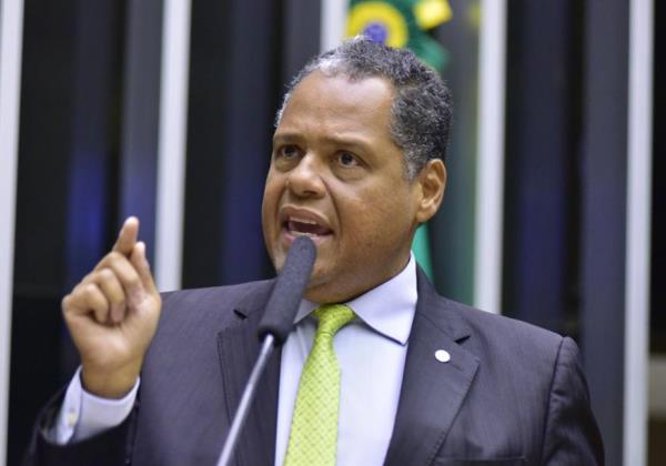 Candidato à sucessão de Lira, Antonio Brito se vende como escudo anti-impeachment