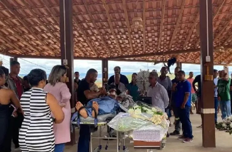 Sobrevivente de acidente na BR-324 vai ao velório da filha em maca