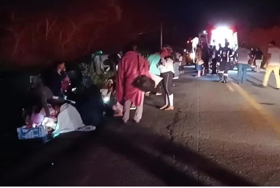 Acidente com ônibus deixa 29 passageiros feridos no oeste da Bahia; cinco estão estado grave