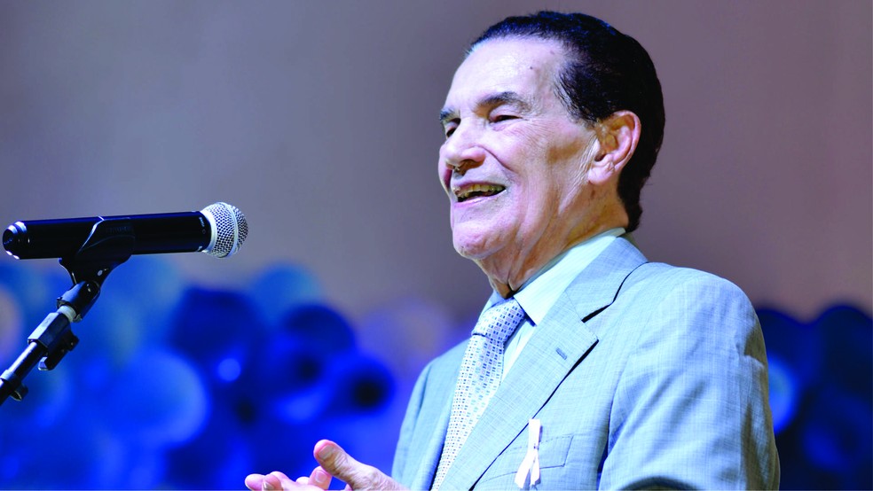 Após cirurgia para correção de hérnias de disco, Divaldo Franco recebe alta