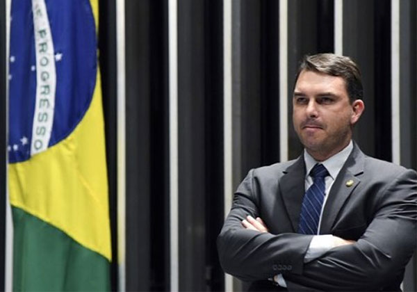 Citando quitação de dívidas no exterior, Flávio Bolsonaro diz que Lula não prioriza o Brasil