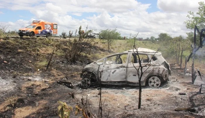 Médica coiteense morre carbonizada após carro que dirigia se envolver em colisão na BA 120