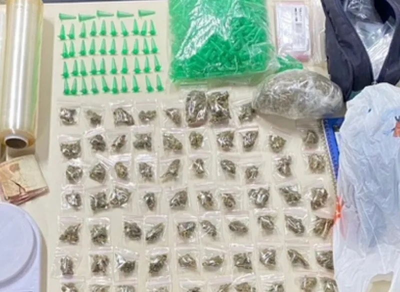 Homem é preso com drogas em Feira de Santana