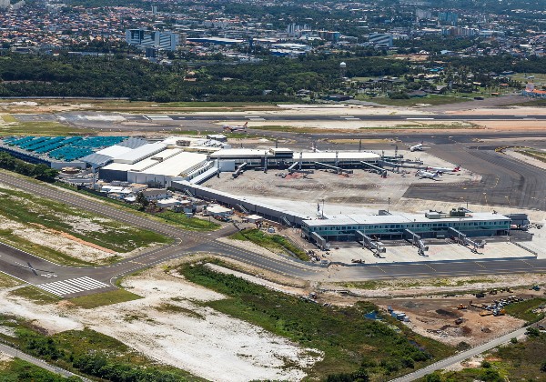 Avião que ia de Brasília para João Pessoa pousa em Salvador após copiloto desmaiar