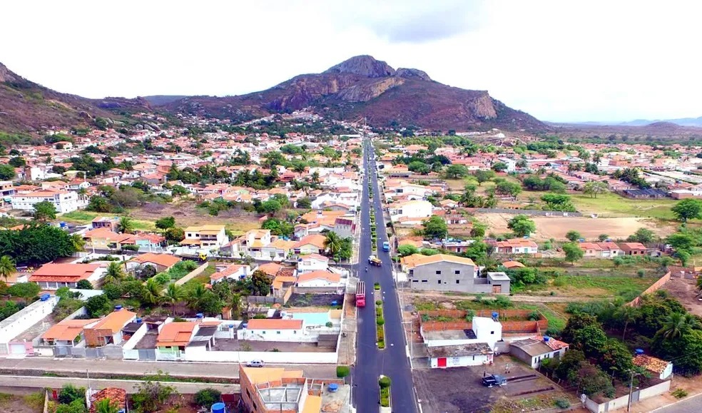 Pai, mãe e três filhos morrem em batida entre carro e carreta 