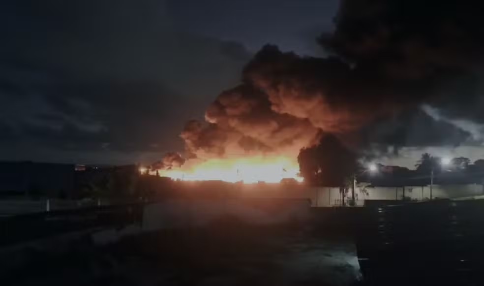 Bombeiros atuam há mais de 16 horas para debelar incêndio que atingiu galpão de fábrica de materiais recicláveis na Bahia