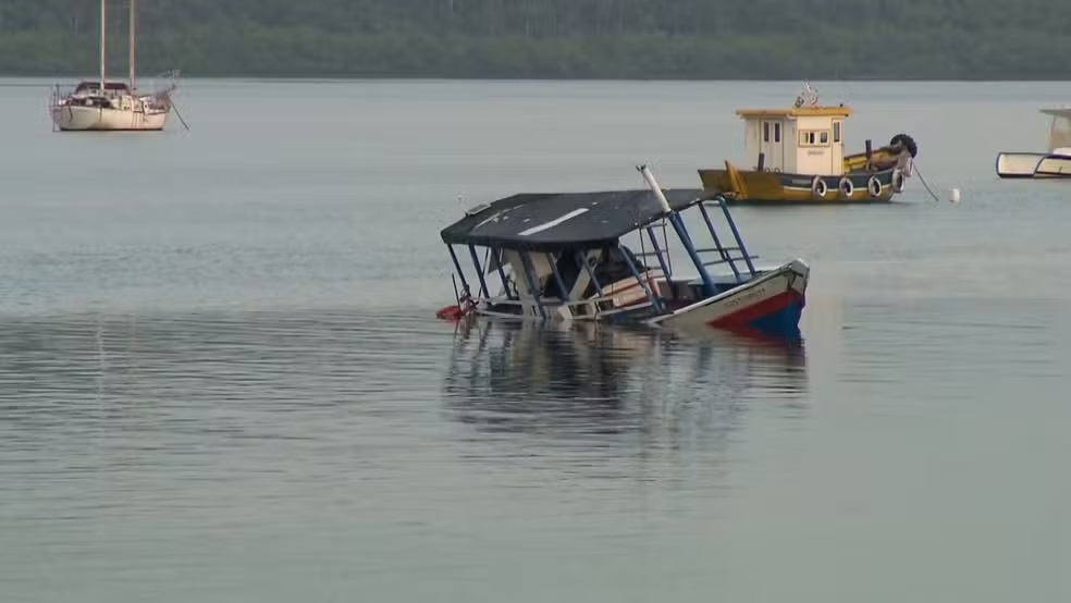 Barco que naufragou na Bahia teria sido invadido por passageiros, diz advogado de piloto