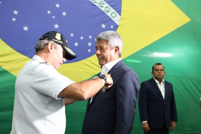 Governador Jerônimo Rodrigues recebe Medalha Mérito Tamandaré em cerimônia no Porto de Salvador