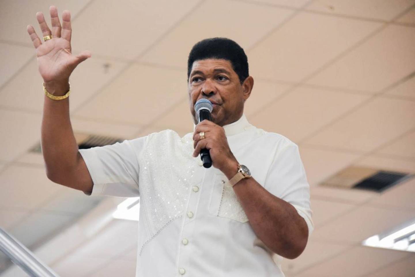 MPF quer que pastor Valdomiro Santiago pague indenização por prometer cura da covid-19