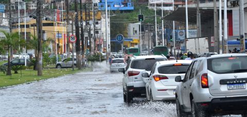 A previsão é que chuvas continuem até terça-feira
