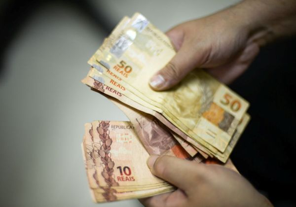 Novo salário mínimo começa a ser pago nesta quinta-feira