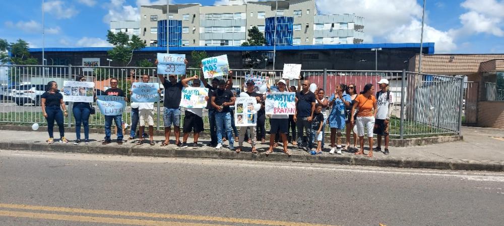 Família do bebê que morreu no HEC faz manifestação na porta da unidade 