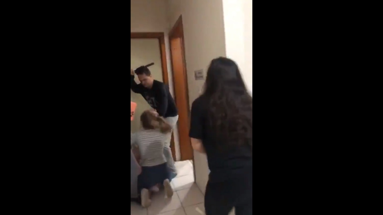 PM de folga invade casa e agride jovens com cassetete em Santa Catarina; veja vídeo