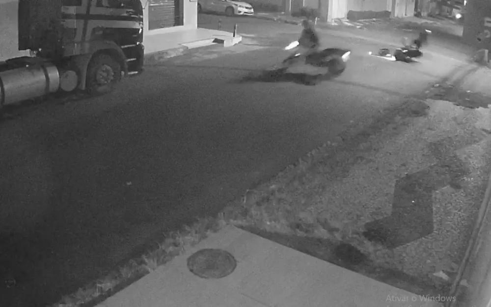 Motos colidem em cruzamento e pilotos são arremessados na Bahia