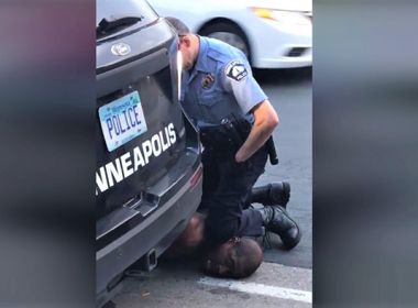 Câmeras acopladas a uniforme policial filmaram toda ação contra George Floyd nos EUA; veja
