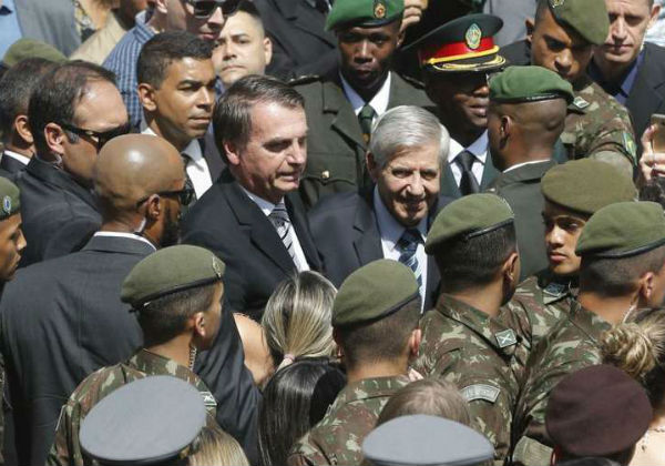 Mensagens colhidas pela PF mostram adesão de generais a plano golpista de Bolsonaro