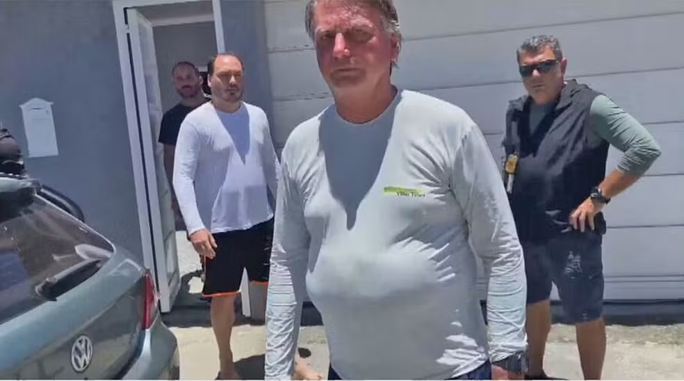 Defesa de Bolsonaro diz a Moraes que problema de visão do ex-presidente o fez imprimir 'minuta do golpe'