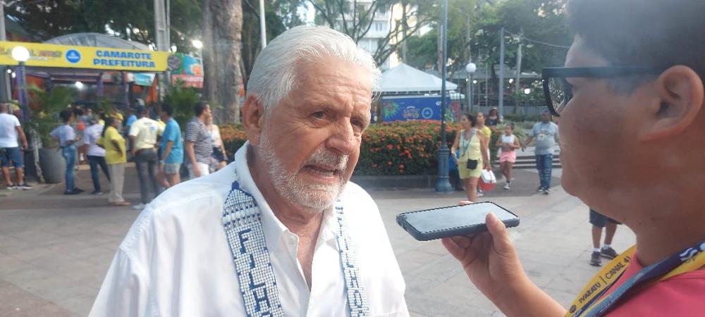 Senador Jaques Wagner participa do último dia do Carnaval de Salvador 