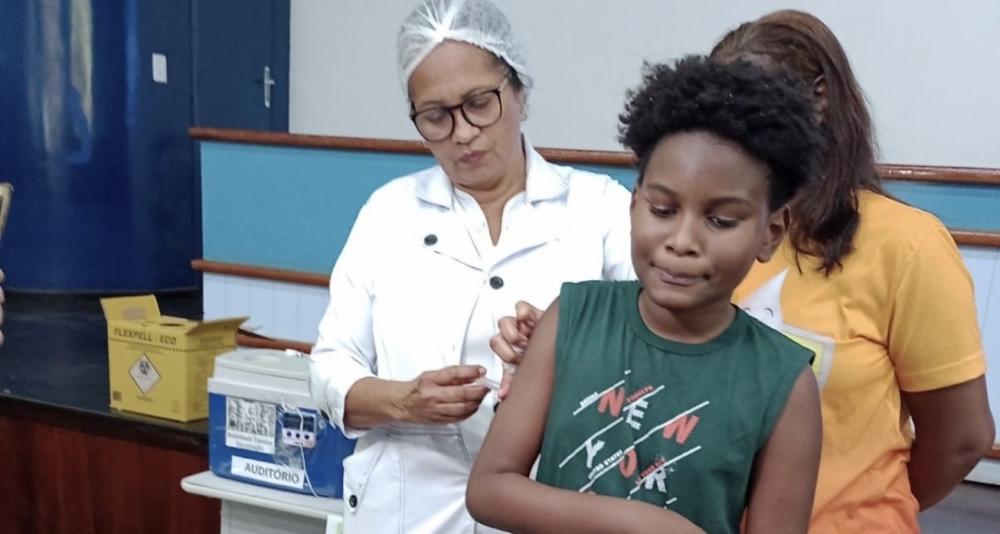 Crianças aderem ao primeiro dia de vacinação contra a dengue