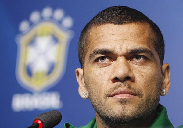 Daniel Alves é condenado a 4 anos e 6 meses de prisão por estupro na Espanha
