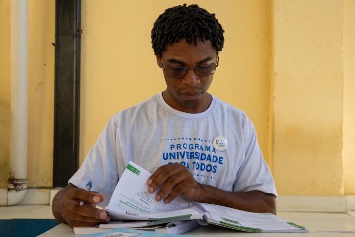 Beneficiário do Programa Universidade para Todos que estava em situação de rua é aprovado no vestibular da Uneb