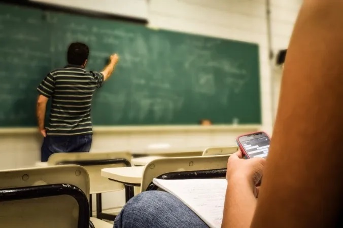 Uso de celular nas salas de aula pode ser proibido em toda Bahia