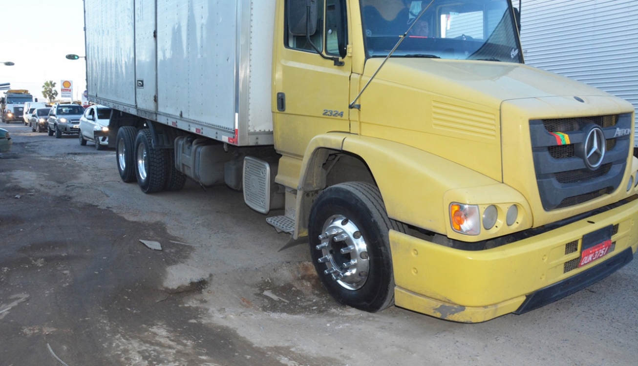 População reclama de buracos e crateras na Av. Sérgio Carneiro e da Estrada Feira-São Gonçalo
