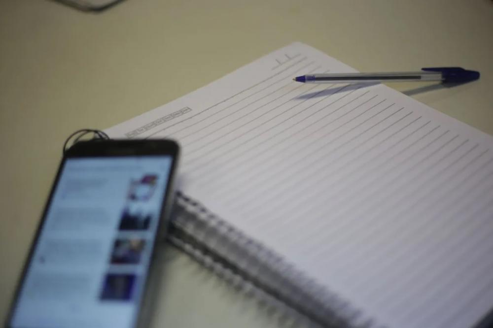 Pais e educadores opinam sobre PL que proíbe celular na sala de aula