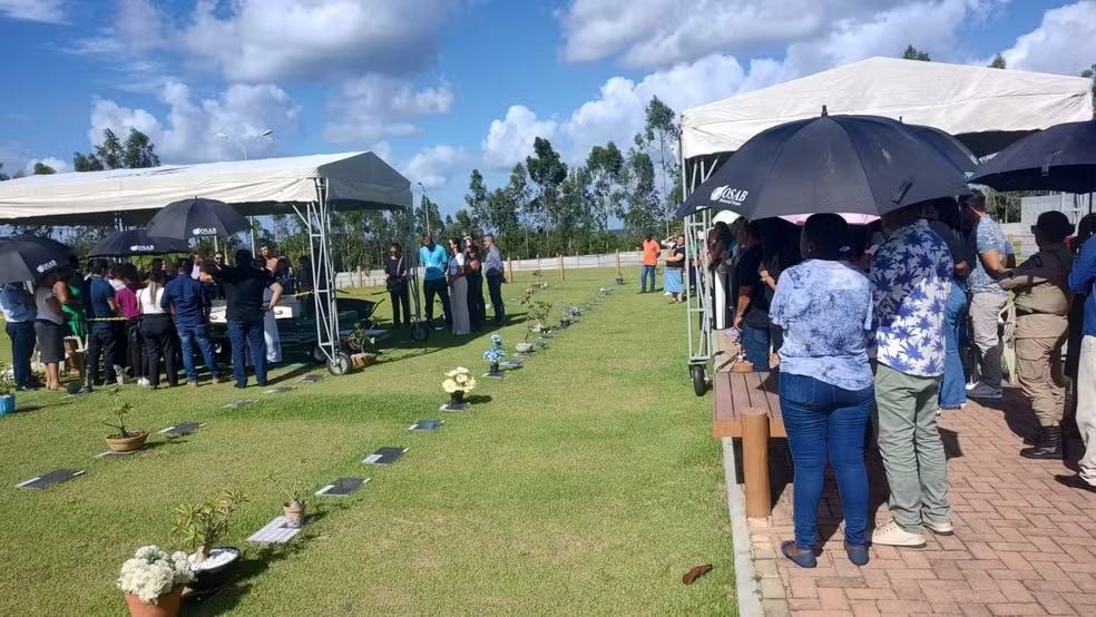 Familiares e amigos se despedem de criança que morreu ao ser esquecida pelo pai em carro na Bahia