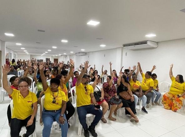Professores da rede municipal de ensino podem entrar em greve na próxima segunda-feira (18)