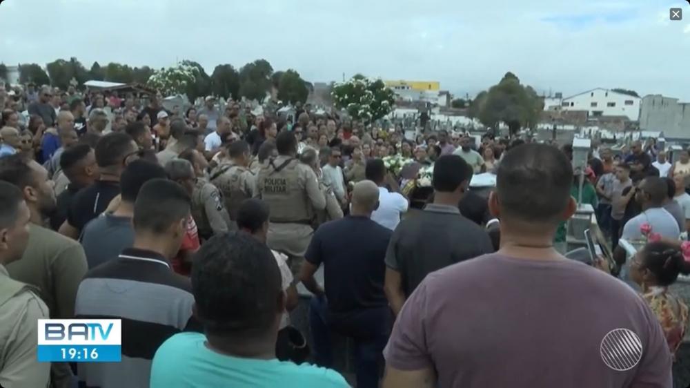 Corpo de policial vítima de latrocínio na Bahia é enterrado sob forte comoção e homenagens