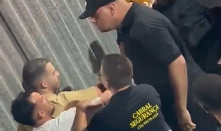 Vereador de cidade baiana é agredido com soco durante evento; veja vídeo