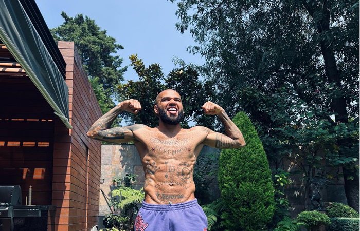 Daniel Alves organiza festa horas após sair da penitenciária