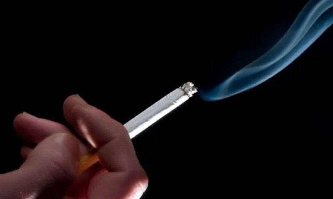 Aumento no consumo de cigarro durante a pandemia pode elevar incidência de câncer de pulmão no Brasil, alertam especialistas